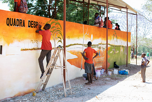 Alumnos de la misión rehabilitando el muro